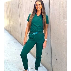 Ivry scrubs Medium Top Large Jogger Bottoms